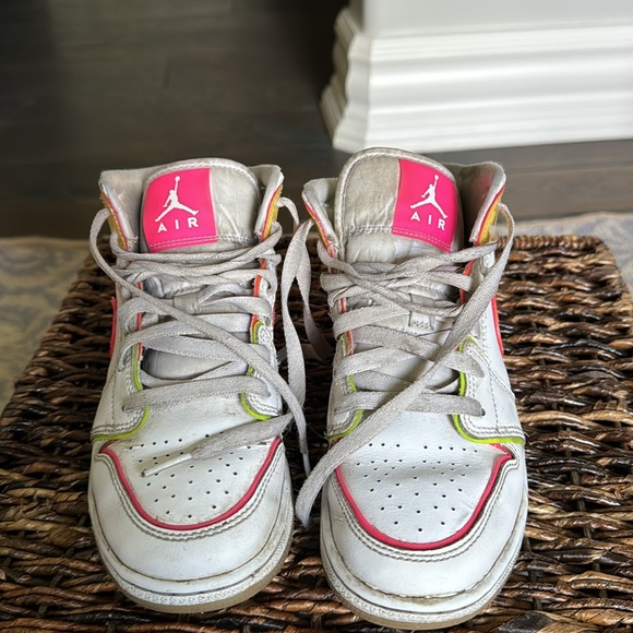 The Air Jordan 1 Mid Edge Glow (GS) size 4 - Picture 2 of 7